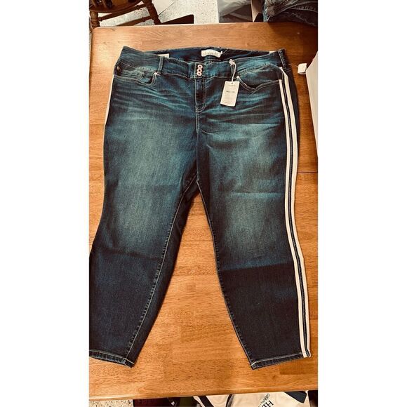 TORRID WOMENS JEANS WITH WHITE STRIPE DOWN LEG WOMENS SIZE 6XL NEW - Picture 3 of 12